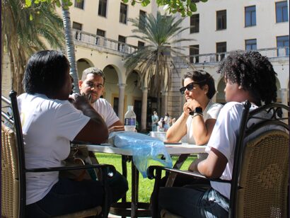 Emprendedor cubano trabajando en estrategias de marketing digital desde su negocio, usando redes sociales y herramientas online para aumentar su visibilidad y atraer más clientes